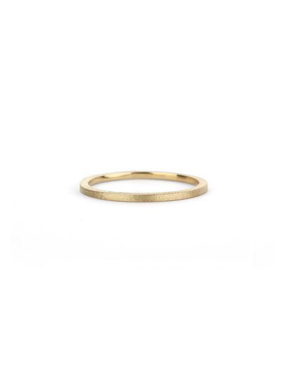 Flat wedding band. 18ct yellow gold, textured finish.