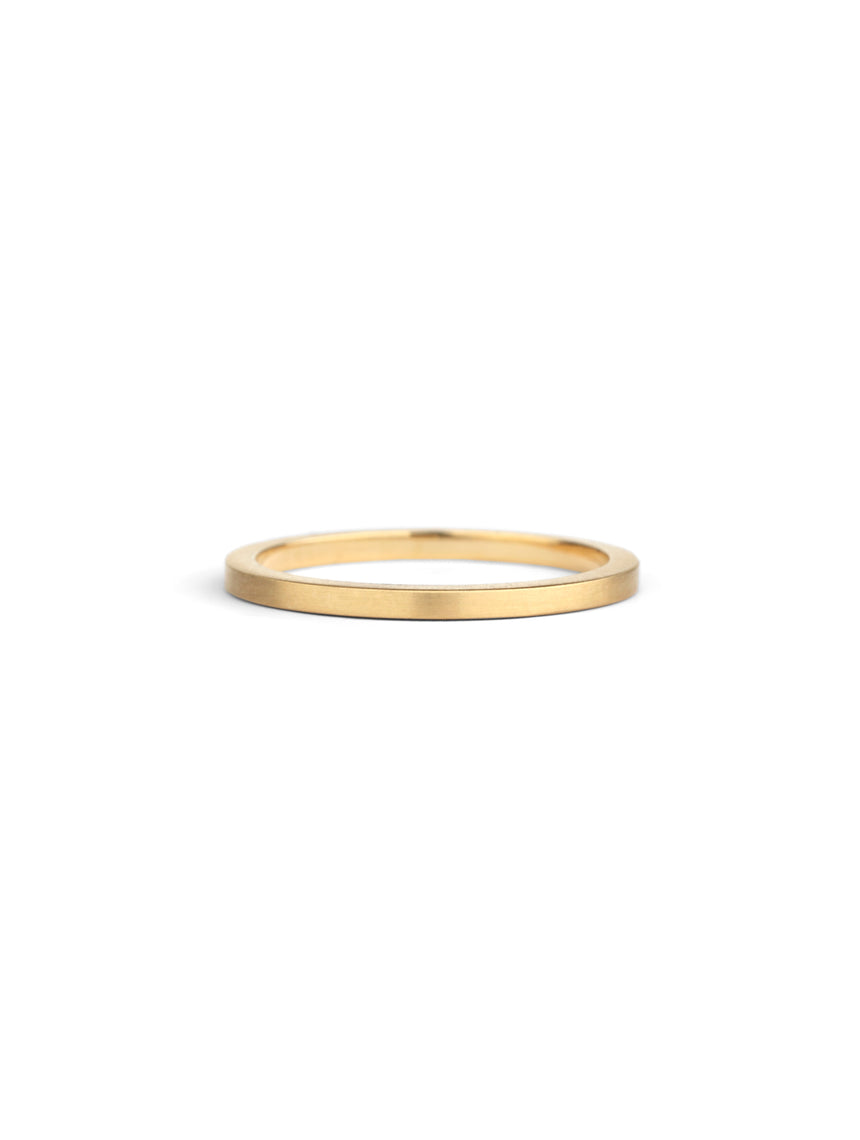 Flat wedding band. 18ct yellow gold, satin finish.