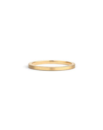 Flat wedding band. 18ct yellow gold, satin finish.